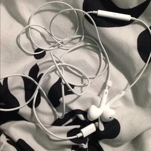 Apple earbuds